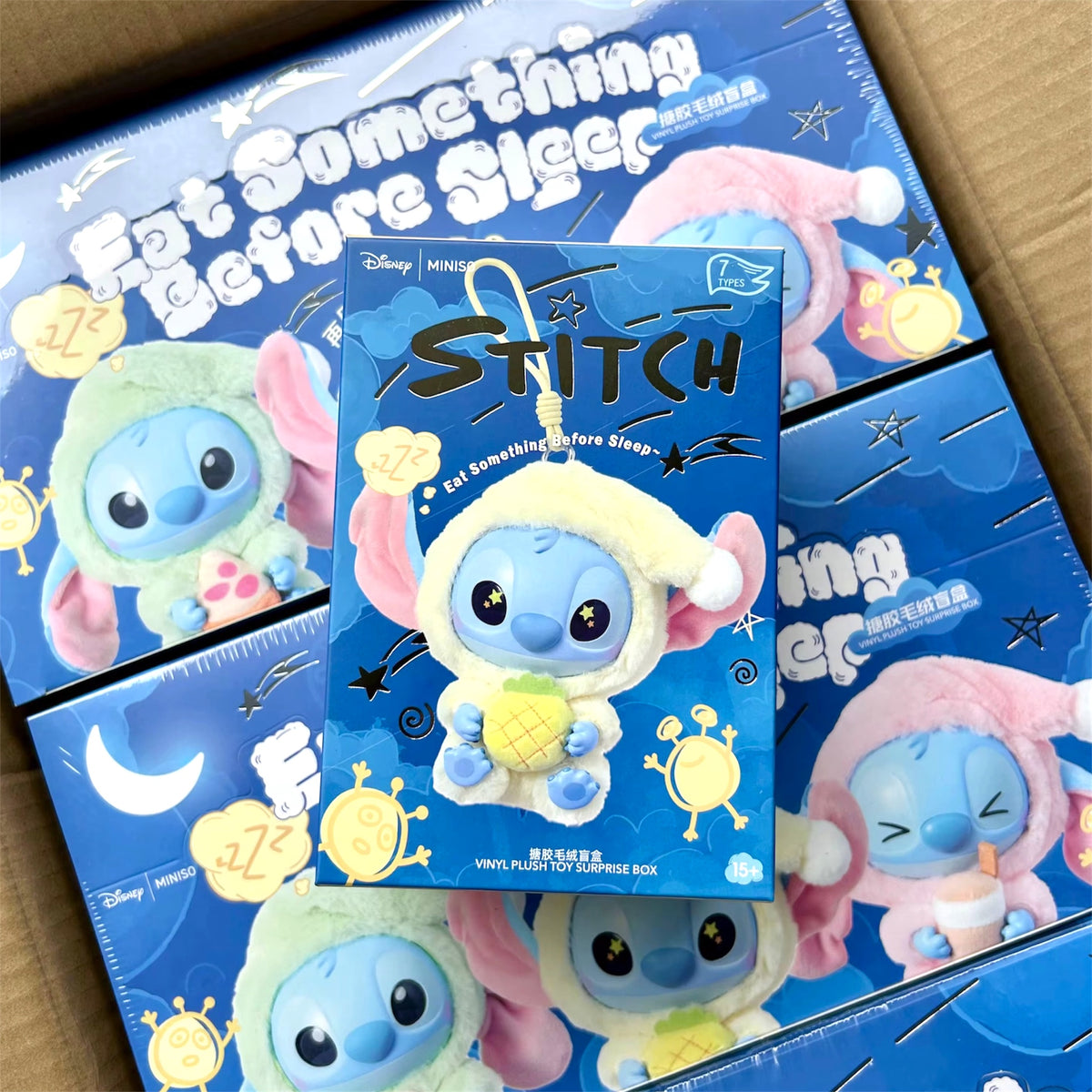 CAJA SORPRESA CON LLAVERO PELUCHE DE STITCH - COLECCIÓN ‘’EAT SOMETHING BEFORE SLEEP’’ - 1 UNIDAD