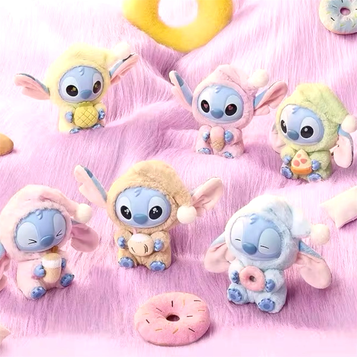 CAJA SORPRESA CON LLAVERO PELUCHE DE STITCH - COLECCIÓN ‘’EAT SOMETHING BEFORE SLEEP’’ - 1 UNIDAD