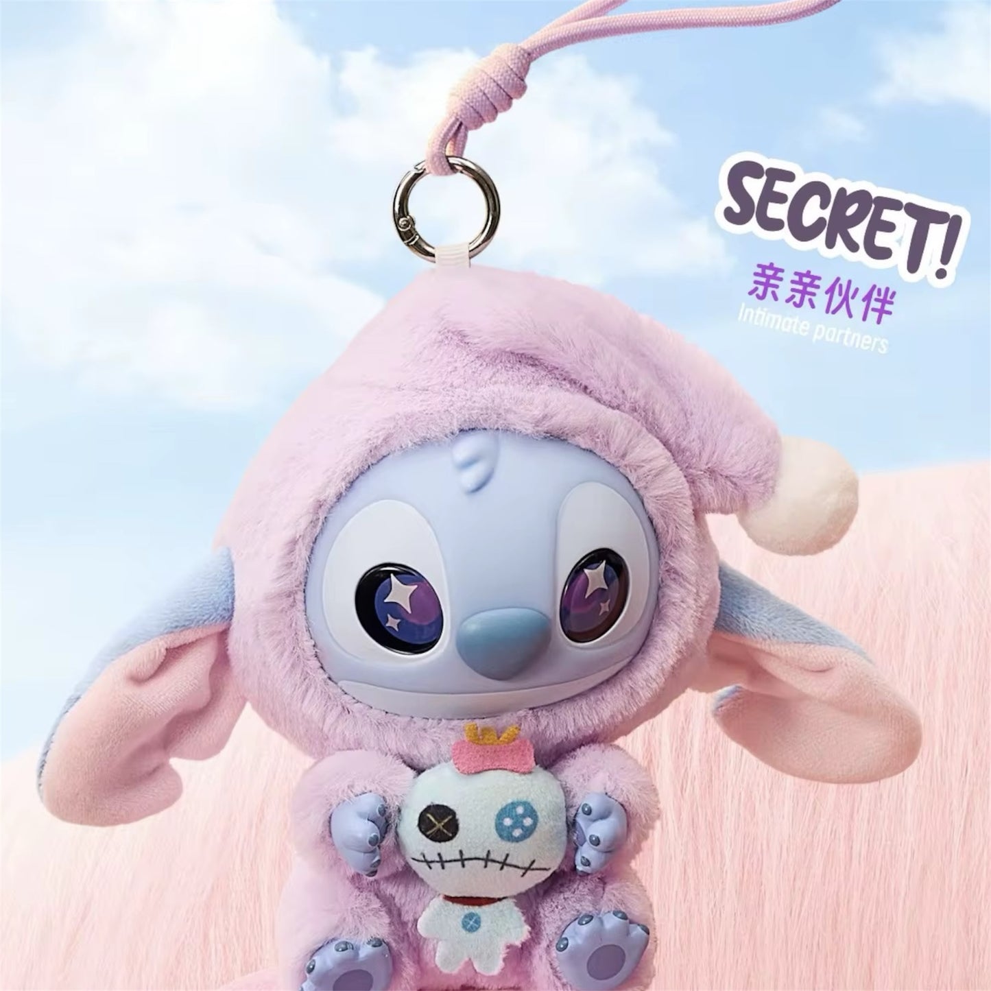 CAJA SORPRESA CON LLAVERO PELUCHE DE STITCH - COLECCIÓN ‘’EAT SOMETHING BEFORE SLEEP’’ - 1 UNIDAD