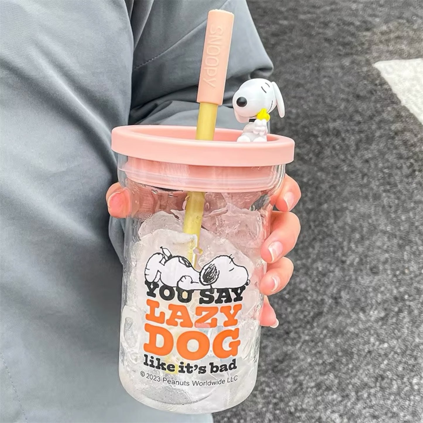Vaso de vidrio con pajilla, con estampado de Snoopy